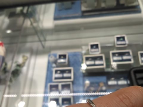 【Something Blue(サムシングブルー)の口コミ】 この婚約指輪のデザインは真ん中のダイヤモンドがエレガントなデザインで…