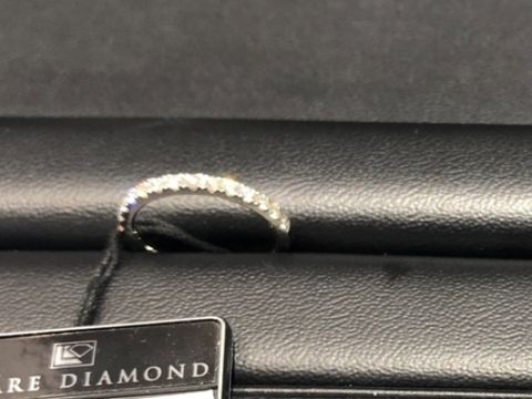 【ラザール ダイヤモンド(LAZARE DIAMOND)の口コミ】 ダイヤモンドにこだわっているので、ダイヤモンドが主役となっている指輪…