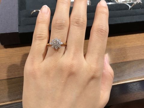 【TOMOE(トモエ)の口コミ】 他にはないお花のような可愛いらしいデザインが決めてでした。普段はとて…