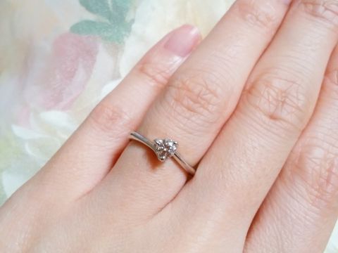 【アンジェリックフォセッテ(Angelique Fossette)の口コミ】 彼と一緒に決めました。シンプルに一粒タイプのデザインがよかったので、…