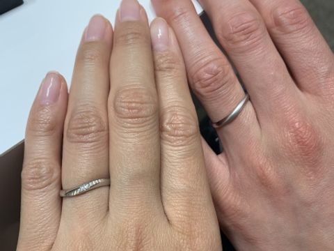 【4℃ BRIDAL(ヨンドシーブライダル)の口コミ】 曲線の強いウェーブデザインのリングです。Surfというその名の通り、波の…