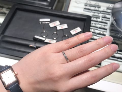 【ラザール ダイヤモンド(LAZARE DIAMOND)の口コミ】 ダイヤがキラッキラなハーフエタニティリング。センターに大きめのダイヤ…