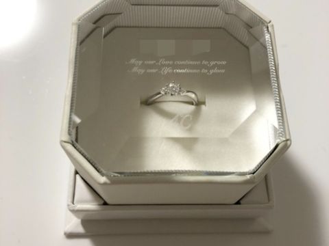 【4℃ BRIDAL(ヨンドシーブライダル)の口コミ】 ザ・婚約指輪というよりかは普段使いもできそうなつけやすいデザインで探…