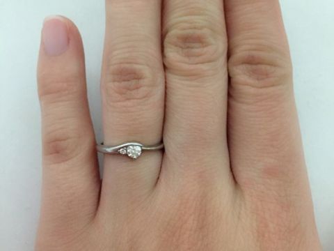 【MISS MONT ROND(ミスモントロンド)の口コミ】 結婚指輪と一緒に婚約指輪も選びました。婚約指輪は大きなダイヤがドーン…