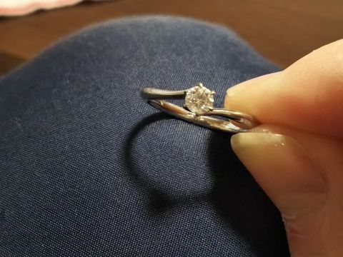 【ROYAL ASSCHER(ロイヤル・アッシャー)の口コミ】 婚約指輪ということで、細かいダイヤが全体的に散りばめられてるよりもシ…