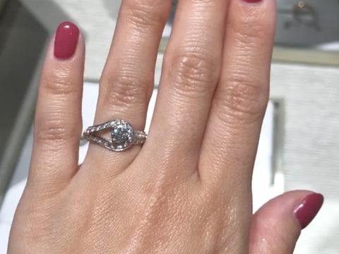 【ヴァン クリーフ＆アーペル(Van Cleef & Arpels)の口コミ】 ほかの婚約指輪と比べてすごくデザイン性のある指輪で、すごく存在感があ…