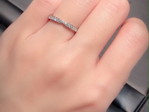 【ラザール ダイヤモンド(LAZARE DIAMOND)の口コミ】 サイトでデザインを見て一目惚れでした。
持っている婚約指輪と合うデザイ…