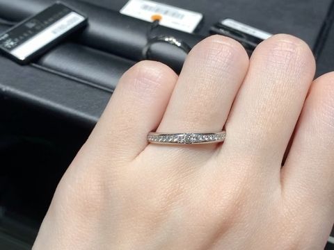 【ラザール ダイヤモンド(LAZARE DIAMOND)の口コミ】 元々ハーフエタニティで探していて、中でも付け心地の良い指輪がいいなと…