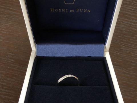 【HOSHI no SUNA 星の砂(ほしのすな)の口コミ】 指が綺麗に見えるデザインを探していました。
V字かウェーブラインには絞…