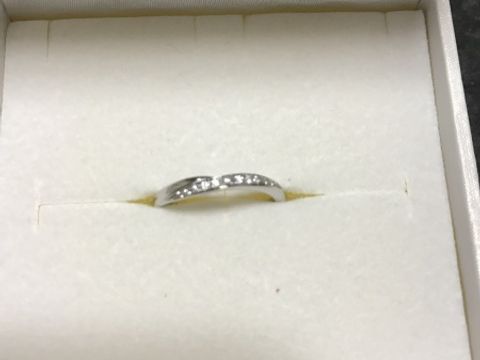 【銀座ダイヤモンドシライシの口コミ】 婚約指輪と重ね付けをしたときに、リングの形状があっていて、違和感がな…