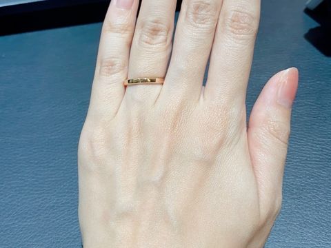 【ヴァン クリーフ＆アーペル(Van Cleef & Arpels)の口コミ】 軽く、見た目丸みはありませんが付け心地が良い。
洗練されているデザイン…