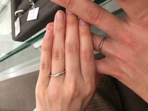 【ラザール ダイヤモンド(LAZARE DIAMOND)の口コミ】 緩やかなウェーブか特徴の指輪です。指との馴染みがよいデザインで優しげ…