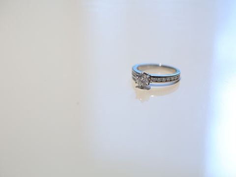 【ティファニー(Tiffany & Co.)の口コミ】 婚約指輪といえば誰もが思い浮かべる王道のデザインでとても気に入ってい…