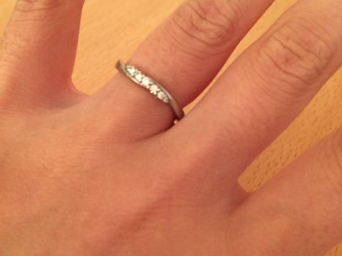 【4℃ BRIDAL(ヨンドシーブライダル)の口コミ】 普段から毎日つけておく結婚指輪ですが、日頃から目に入れたときにテンシ…