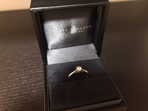 【ラザール ダイヤモンド(LAZARE DIAMOND)の口コミ】 個人的にダイヤ付けてますという目立った指輪は好みでないため、シンプル…