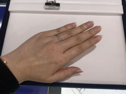【ラザール ダイヤモンド【取扱店販売】の口コミ】 ハーフエタニティで、ダイヤの品質を売りにしているブランドだけあってダ…