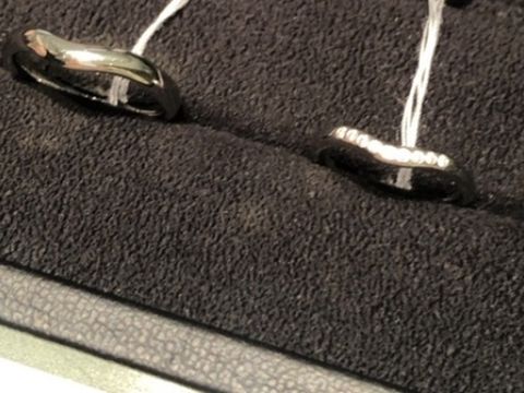 【ティファニー(Tiffany & Co.)の口コミ】 仕事中も彼に着けてほしかったので、特にそれを重視しました。
指輪を着け…