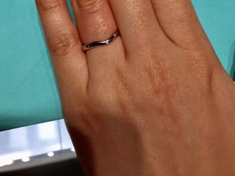 【ティファニー(Tiffany & Co.)の口コミ】 ゆるくカーブをしていて指が長くみえます。対の形の男性用の指輪もありま…