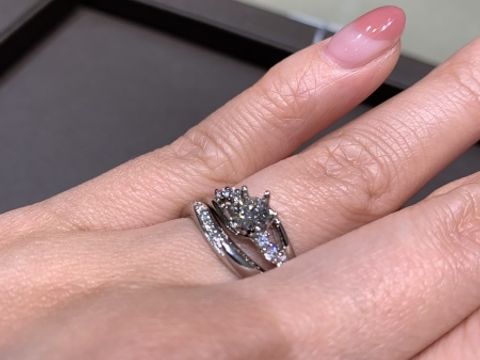 【アイプリモ(I-PRIMO)の口コミ】 セットリングとして使用できるような婚約指輪、結婚指輪を探していました…