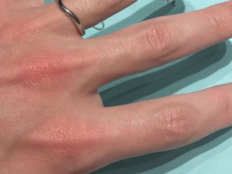 【ティファニー(Tiffany & Co.)の口コミ】 シンプルで細めの指輪を試着しました。ゆるく曲がっているデザインなので…