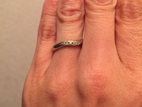 【ROYAL ASSCHER(ロイヤル・アッシャー)の口コミ】 ダイヤ入りのものを検討していて、一粒のものか迷いましたが、シンプルな…