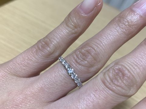 【銀座ダイヤモンドシライシの口コミ】 ダイヤがたくさんついているものが良く、尚且つ仕事中にもつけられそうな…