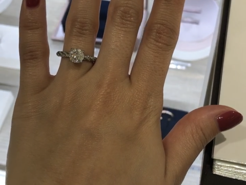 【Fred(フレッド)の口コミ】 ダイヤモンドが真ん中にあり、それを取り巻くように指輪のアームがねじり…