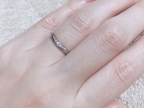 【ROYAL ASSCHER(ロイヤル・アッシャー)の口コミ】 緩やかなVラインのカーブが柔らかい印象のプラチナリングです。婚約指輪と…