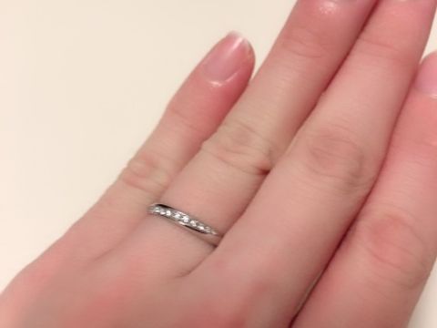 【ラザール ダイヤモンド(LAZARE DIAMOND)の口コミ】 デザインは女性用のものに石が斜めのラインで乗っているものがよく、その…