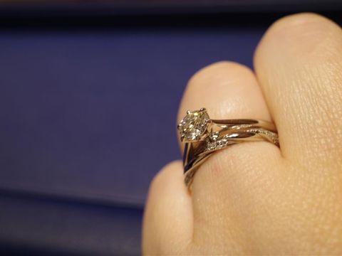 【銀座ダイヤモンドシライシの口コミ】 エンゲージリングと同時購入しました。
先にHPを見ていて、彼とこのストー…