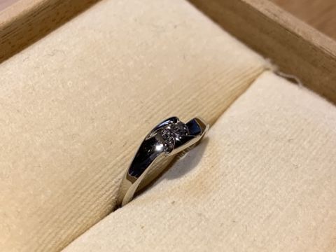 【ichi(イチ)の口コミ】 鍛造ならではのデザインが決め手でした。
横から見るとダイヤモンドの形が…