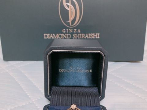 【銀座ダイヤモンドシライシの口コミ】 素材はプラチナで、内甲丸、一石のシンプルなデザインのものです。ただ立…