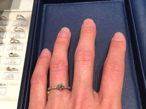 【銀座ダイヤモンドシライシの口コミ】 第一印象で女の子らしいかわいいデザインだと思いました！まずはストレー…