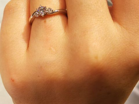 【和光ブライダルブティックギンザの口コミ】 脇石のあるものをいくつか試着させてもらいましたが、脇石自体もある程度…