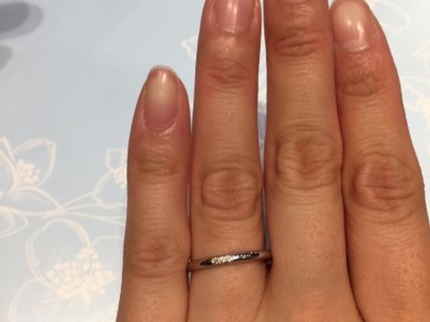 【ヴァンドーム青山(VENDOME AOYAMA)の口コミ】 真ん中に石が埋め込まれてるデザインを探していました。細めのリングなの…