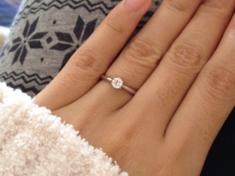 【Disney Cinderella(ディズニー シンデレラ)の口コミ】 シンプルで飽きないデザインだったため。
リングのサイドから見ると「魔法…