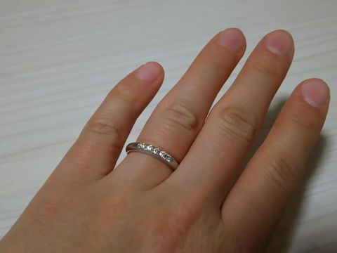 【ROYAL ASSCHER(ロイヤル・アッシャー)の口コミ】 5粒のダイヤモンドを並べた似たデザインを持つ3ブランドから、リングの太…