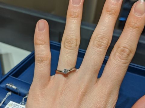 【銀座ダイヤモンドシライシの口コミ】 指の関節の節がしっかりしているタイプなので、V字のデザインを勧められま…