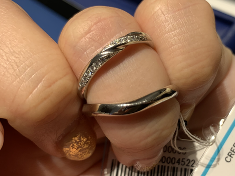 【銀座ダイヤモンドシライシの口コミ】 仕事中でもつけられるような、シンプルなデザインを探してました。シンプ…