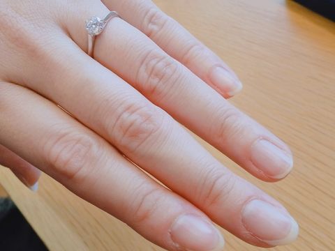 【トリニティ(Trinity)の口コミ】 この指輪は、ダイヤが目立つシンプルなデザインで、そこが気に入りました…