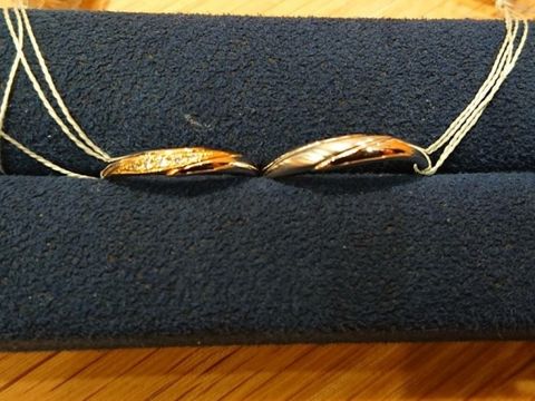 【LOVE NOTESの口コミ】 メンズ用はプラチナの単色で、彼は艶消し加工が気に入った様です。レディ…