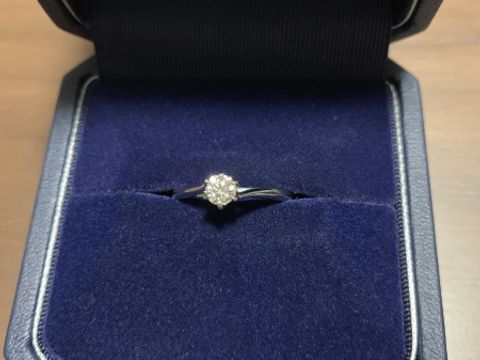 【銀座ダイヤモンドシライシの口コミ】 私は強度.デザイン.結婚指輪と一緒に使える物を考えて婚約指輪を選びまし…