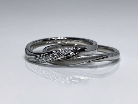 【4℃ BRIDAL(ヨンドシーブライダル)の口コミ】 派手すぎず、地味すぎないデザインが気に入りました。またウェーブかかっ…