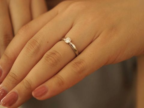 【ティファニー(Tiffany & Co.)の口コミ】 何歳でもつけれるものがよくて、シンプルなものを選びました。また、結婚…