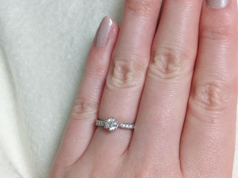 【ROYAL ASSCHER(ロイヤル・アッシャー)の口コミ】 6本爪でハーフエタニティのようなデザインが好きで決めました。爪の高さも…