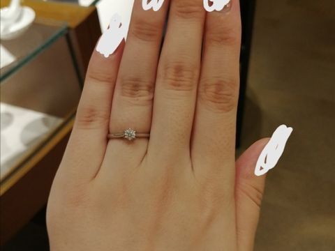 【銀座ダイヤモンドシライシの口コミ】 たくさん試着させていただきましたが、もともと王道なデザインの婚約指輪…
