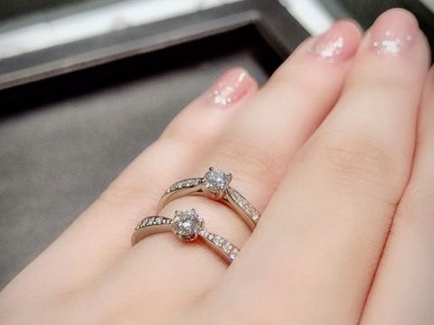 【ラザール ダイヤモンド(LAZARE DIAMOND)の口コミ】 レール留めタイプのサイドメレ。6つ爪タイプです。4つ爪より6つ爪の方がか…
