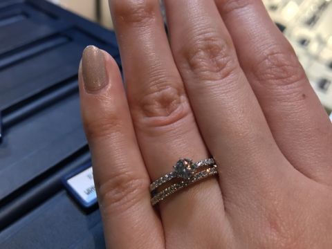 【ROYAL ASSCHER(ロイヤル・アッシャー)の口コミ】 サイドのデザインがハーフエタニティのような指輪を探していました。ダイ…