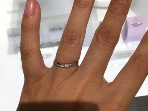 【STAR JEWELRY(スタージュエリー)の口コミ】 ウェーブの入ったデザインを探しており、デザインが豊富なこちらの店舗で…