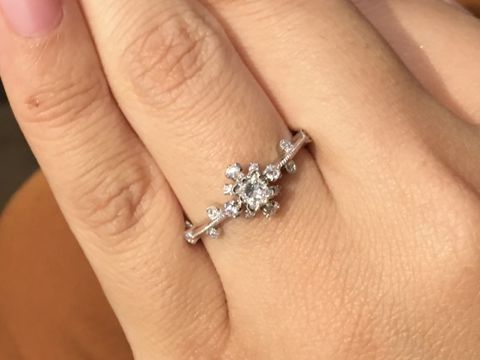 【AbHeri(アベリ)の口コミ】 他にはないデザインで、とにかく華やかで可愛いです。モチーフが大ぶりで…